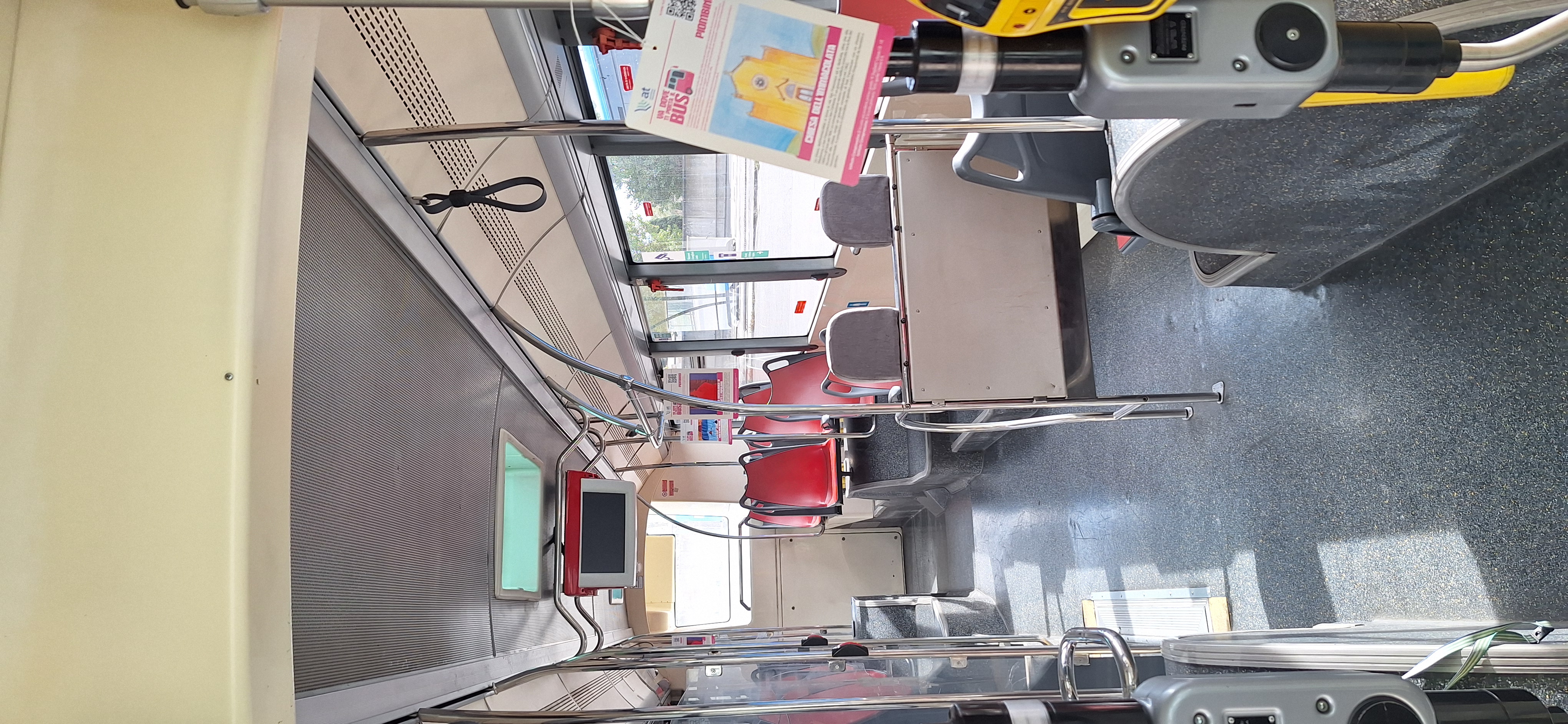 pendini coi disegni dei bambini su bus at a Piombino